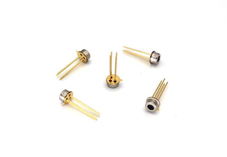 XTP-T450熱電堆紅外傳感器用于非接觸溫度測量。 產(chǎn)品由紅外濾光片、熱敏電阻等元件，經(jīng)TO-46金屬封裝而成, 具有高可靠性、高靈敏度。